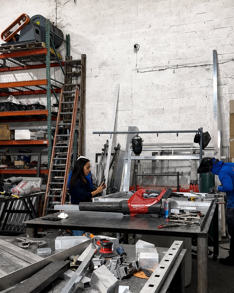 Sonia Cot grabando en el taller de Milos Pro mientras un soldador trabaja al fondo